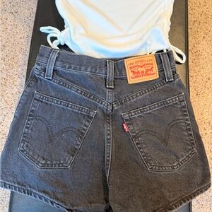 Levi's Women's Black High-Rise Denim Mom Shorts size 23